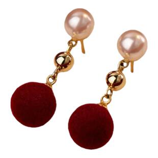 秋冬红色绒球仿珍珠耳钉女轻奢高级感气质耳环2026本命年耳饰新年