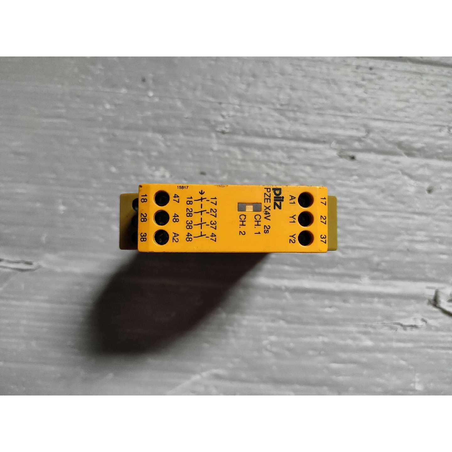 〔议价-可维修〕皮尔兹安全继电器 PZE X4V 外壳破损