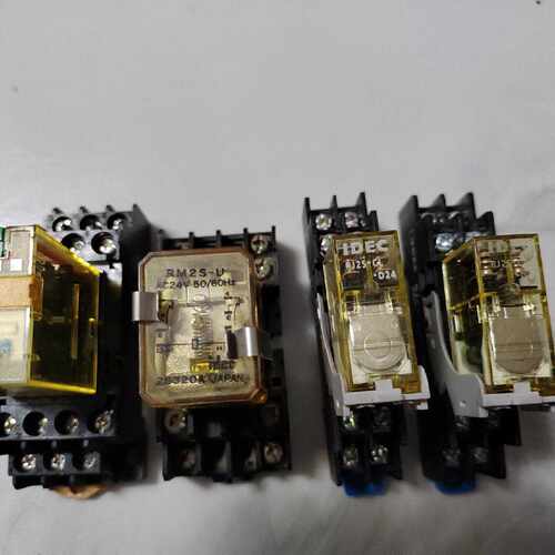 和泉继电器。RJ2S一CL一D24 2套（含座）10元/套。议价