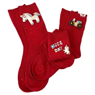 秋冬新年本命年小马不对称设计感字母新年红色外传立体玩偶中筒袜