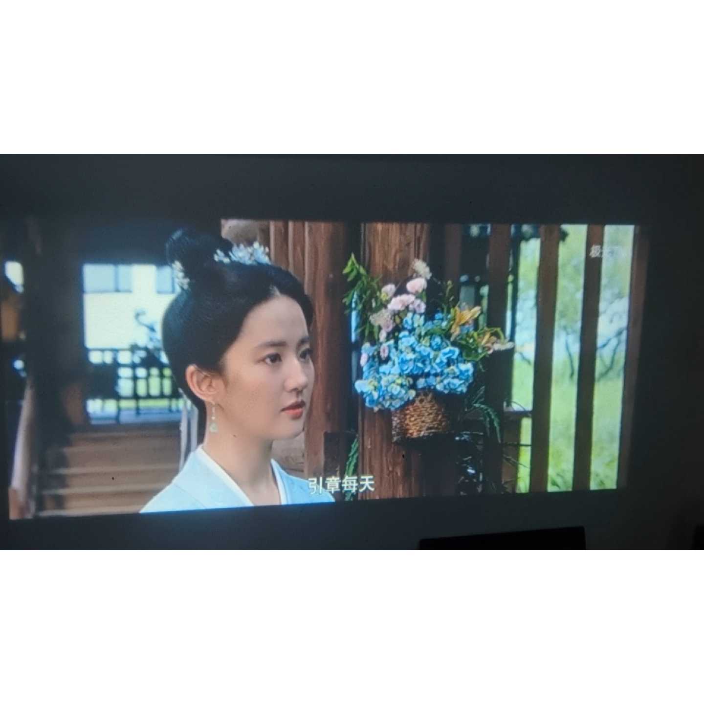安卓系统投影仪,支持WiFi手机投屏,操作简单,画质清晰,晚