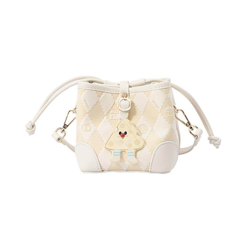 森马包包水桶包女2024新款大小号斜挎包大容量单肩包抽绳包闺蜜款