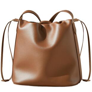 软皮质感水桶包包女2026春夏新款棕色小包日常通勤百搭单肩斜挎包