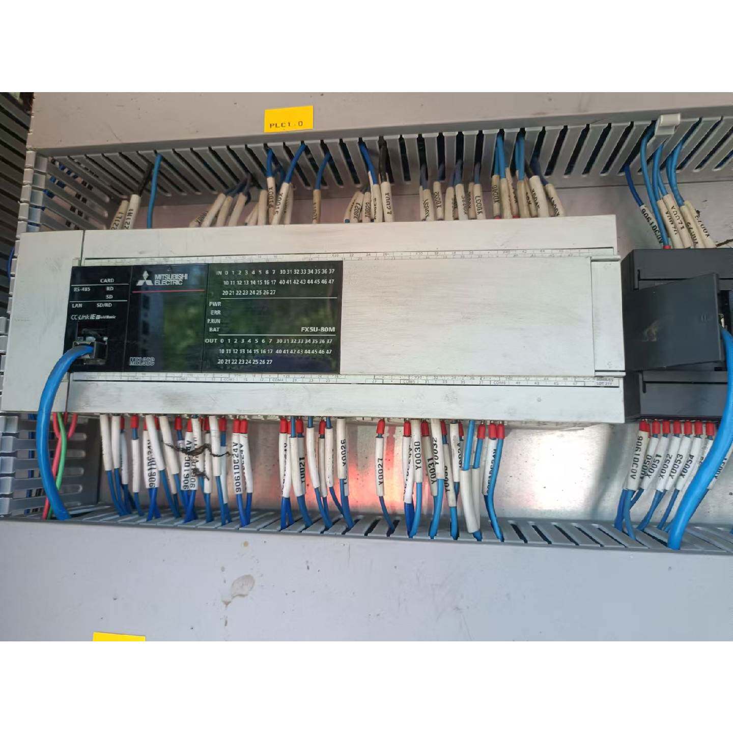 在线议价三菱PLC主机，型号FX5U-80MT/ES，里面电路完好，