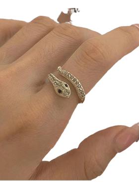新款蛇形戒指女小众设计个性可调节不掉色蛇骨食指戒镶嵌宝石
