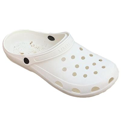 ins个性创意拍摄海边大型洞洞鞋