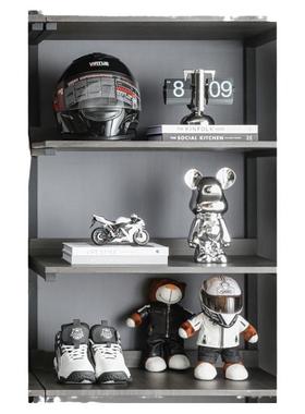 机车风样板间男孩房衣柜摆件