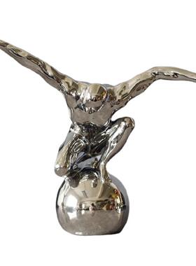 留连银色踩球飞翔人物陶瓷摆件