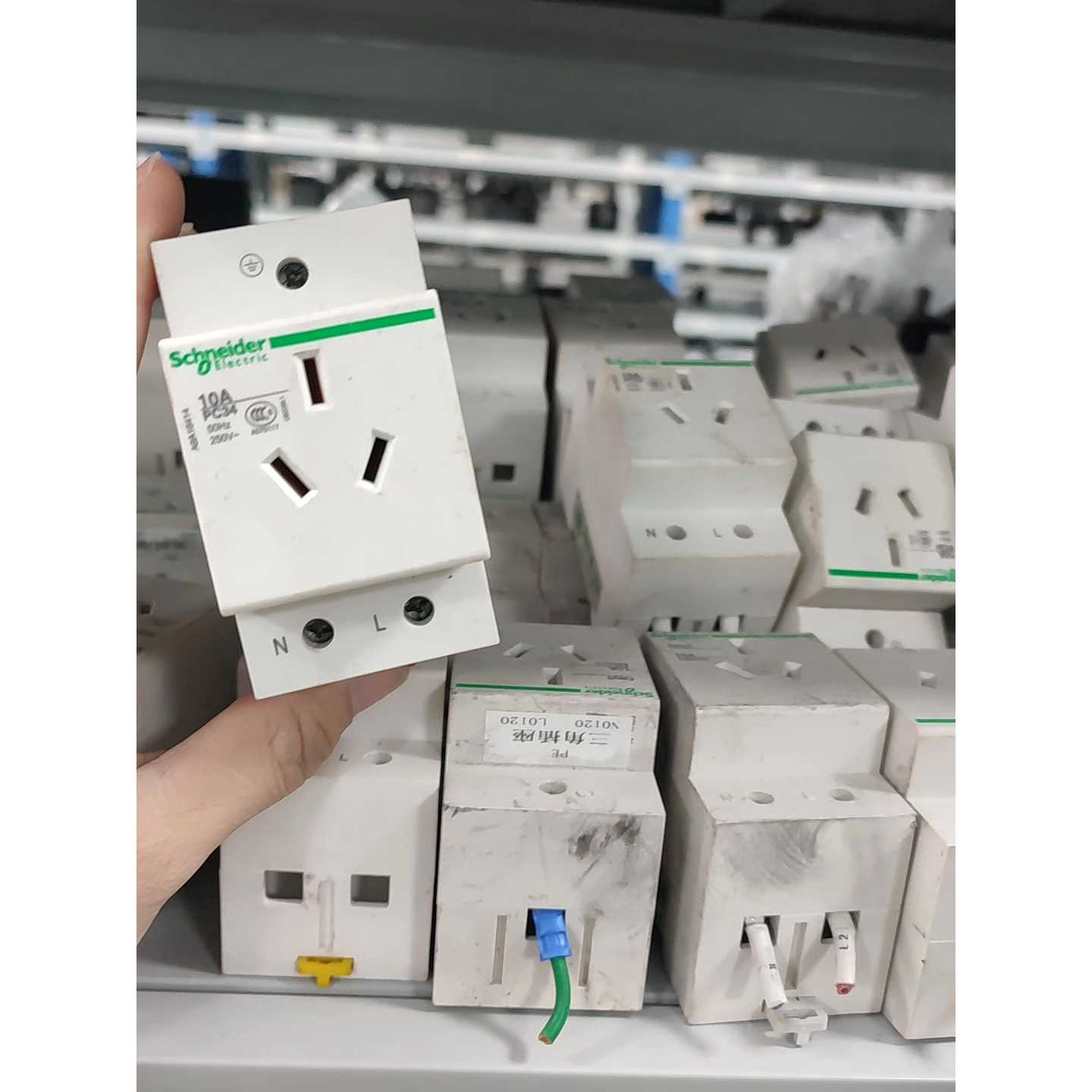 议价施耐德导轨插座三孔10APC34250V维修图片