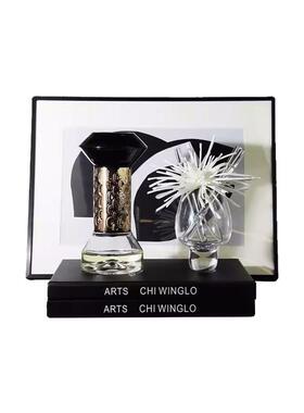 现代样板间床头柜香薰装饰画摆件