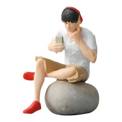 164戴耳机的男孩微缩人偶模型