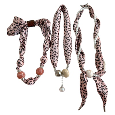 粉色豹纹磁吸珍珠丝巾项链毛衣链