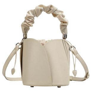 原创包包女式2025新款花瓣小水桶包斜挎包小众高级感女款秋冬手拎