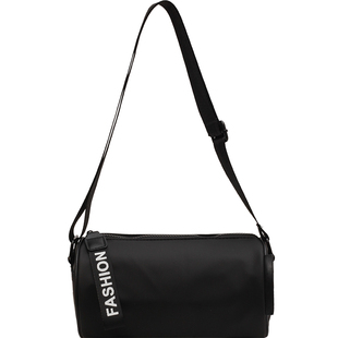 日系包包女2025新款运动轻便牛津布单肩包宽肩带斜挎包简约圆筒包