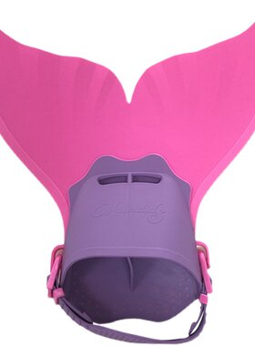 美人鱼脚蹼小女孩游泳