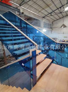 跨境货源红橡木钢木楼梯踏步蓝色钢化玻璃楼梯扶手室内家装钢结构