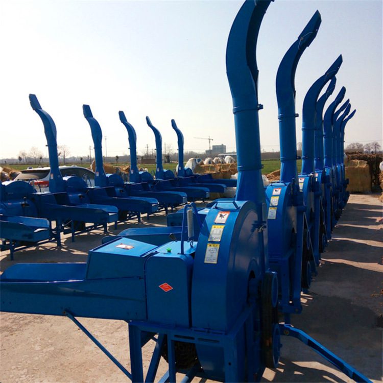 养殖场青储秸秆铡草机 自动拨料的饲料粉碎机 电动移动式打草机