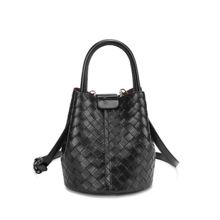 香港代购包包女秋2025新款女包斜挎水桶包编织包大容量手提单肩包