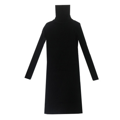 配大衣的高领针织连衣裙