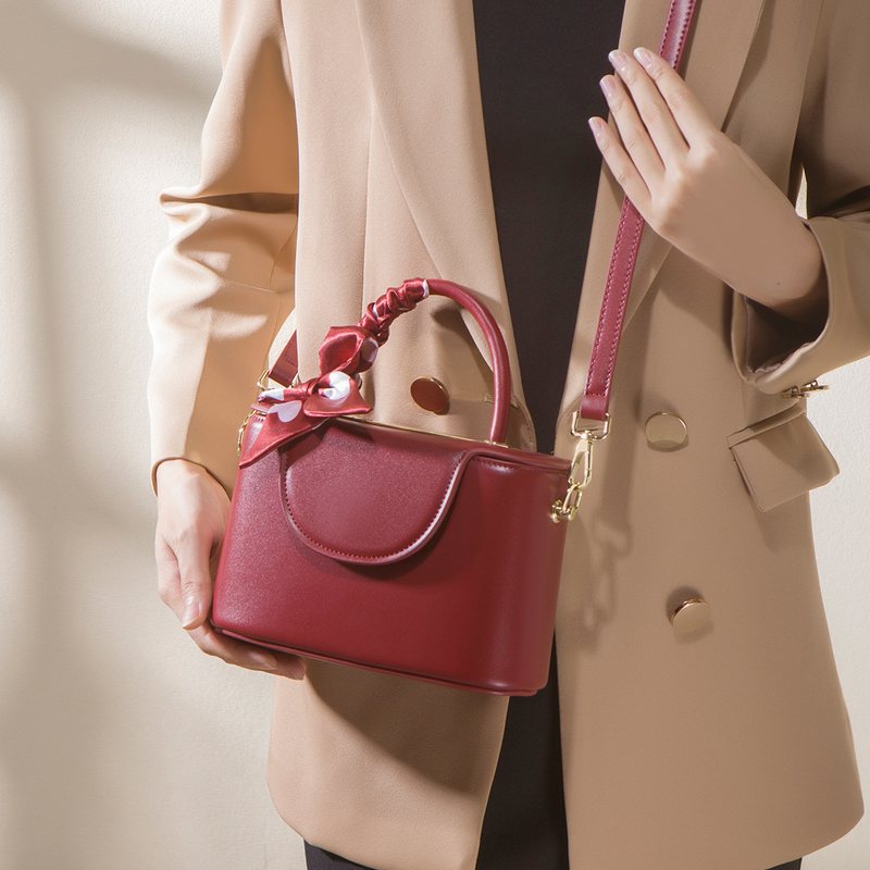 新品 高级感复古通勤手提盒包包2025新款红色新娘结婚包生日礼物