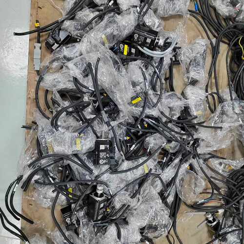 溢价-SGM7J-01AFA61，安川伺服电机100w，配套驱动器