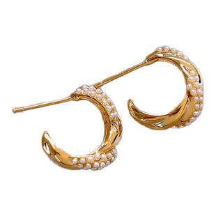 金色扭纹珍珠C圈耳环女高级感轻奢耳钉适合冬天戴的耳饰新年耳圈