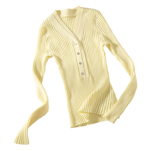 晚白2026年春新款嫩黄色收腰上衣竖罗纹肌理V领修身套头针织衫