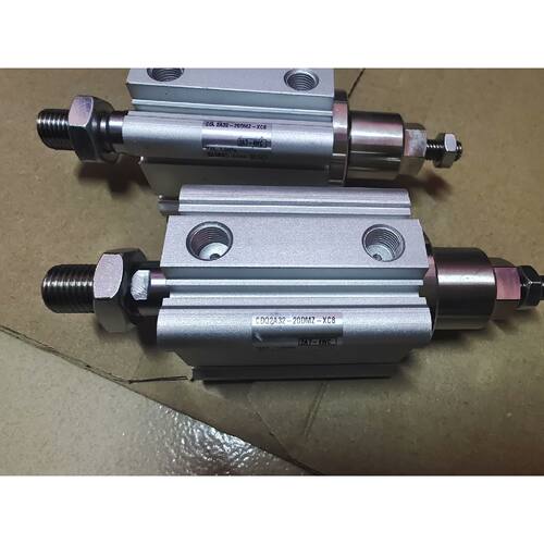 在线议价SMC行程可调气缸CDQ2A32-20DMZ-XC8，实物图