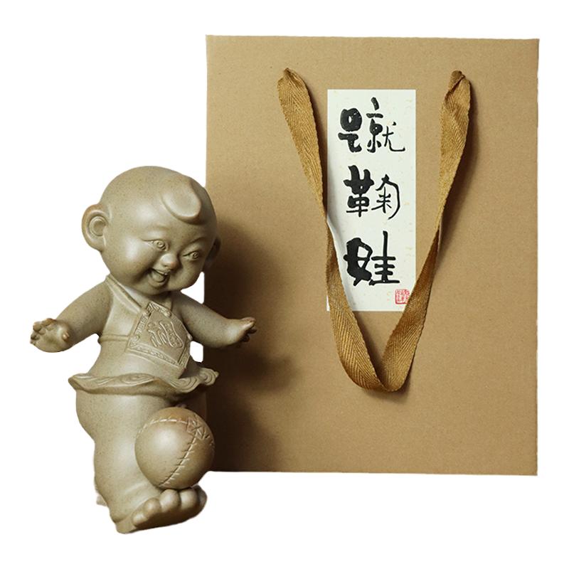 好客山东踢球蹴鞠娃陶塑礼品