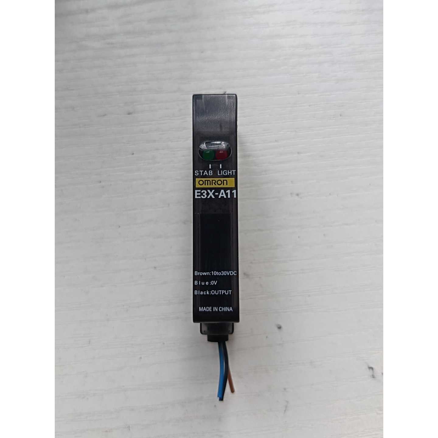 欧姆龙光纤放大器 E3X-A11,拆机件,线剪的太短了,有要