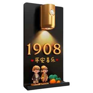 新款门牌号高级感轻奢创意入户门门牌号码牌家用发光感应灯一家三口四口玩偶装饰布置住宅小区欢迎回家仪式感