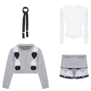 甜梨呆呆  桃乐丝梦境 冬季爱心格毛衫短裤套装+绣花打底衫两件套