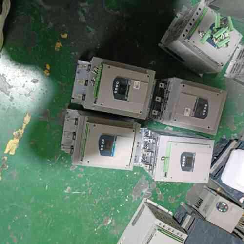 议价出售几乎全新的施耐德电气软启动器ATS48C17Q，三相电，