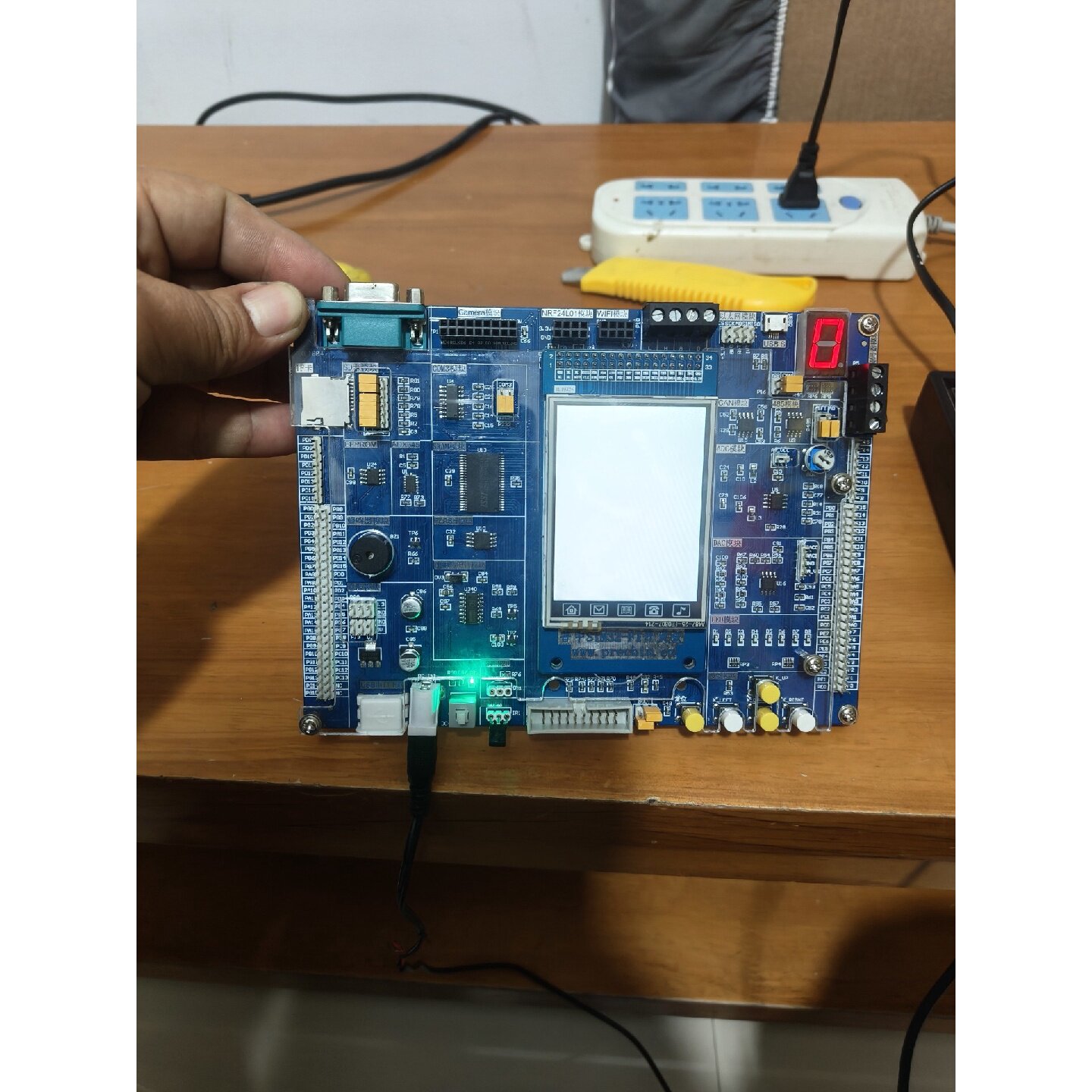 议价普中科技STM32F1开发板PZ6806L开机白屏不显示维修图片