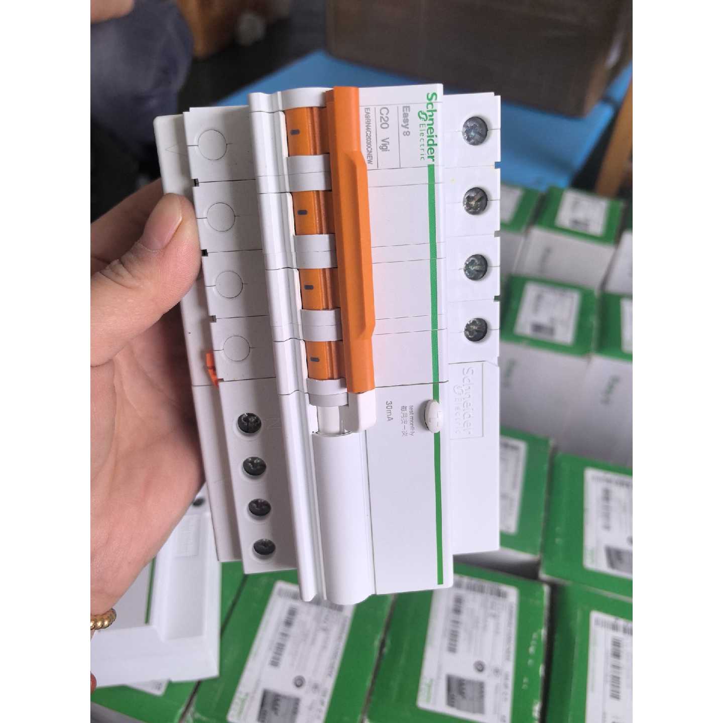 在线议价施耐德EA9漏电保护器4P C20A C25A30mA，全新