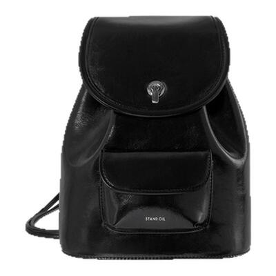 经典黑色翻盖圆标装饰光泽背包