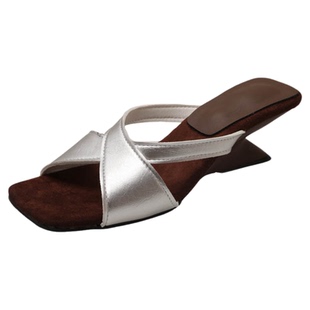 高级感坡跟凉拖女外穿2026夏季新款法式露趾配裙子绝美一字带拖鞋