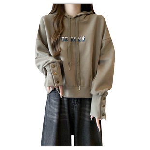 设计感纽扣袖口连帽套头短款卫衣女春秋季宽松薄款短款上衣外套潮