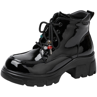 百田森粗跟马丁靴女款2025新款圆头漆皮中筒靴厚底增高黑色靴子