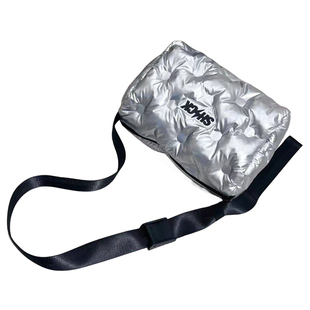 秋冬新款包包棉服羽绒包银色小众单肩斜挎包男女潮休闲运动枕头包