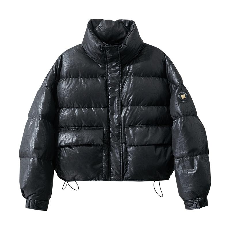 Amii2025冬新款温暖翻领立领超宽松仿皮鸭绒羽绒服女标章装饰上衣