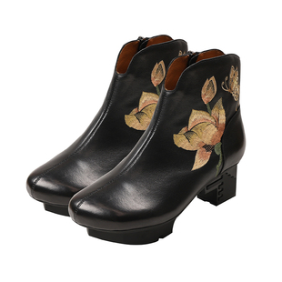 相伴真皮短靴女2025冬季新款女靴粗跟宫廷民族风妈妈复古刺绣靴子