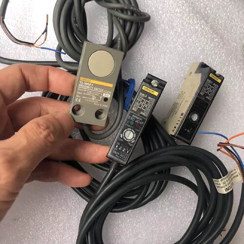 【请询价】全新正品E3C-JC4P光纤放大器，2米长线，24VD