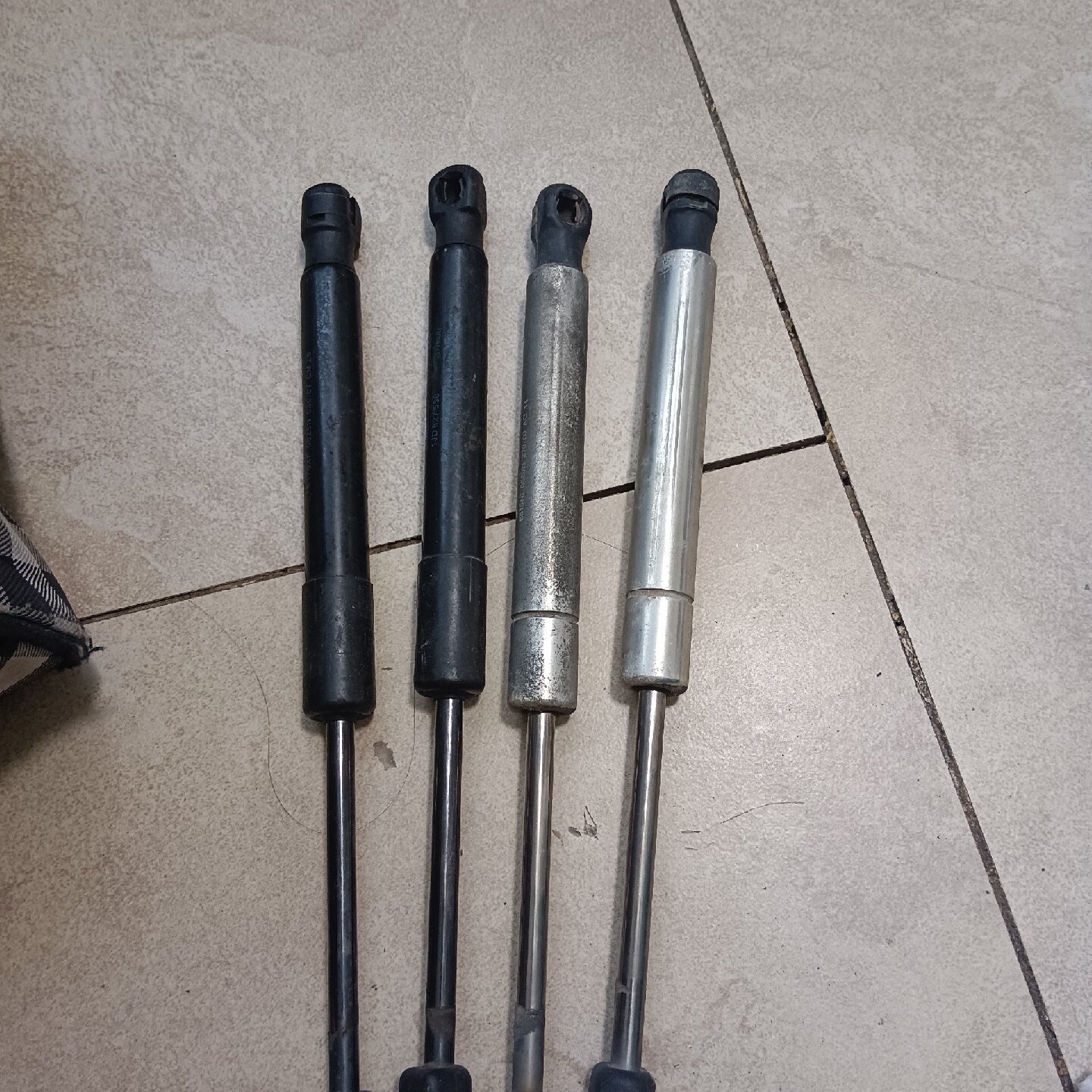 询价下单老宝来，帕萨特领域，后尾箱液压杆，，银色纯德的，80一