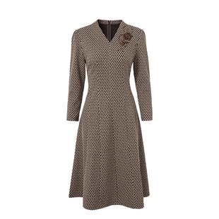 马天奴2025秋冬新款咖色格子V领钉珠绣花连衣裙子收腰长袖气质女