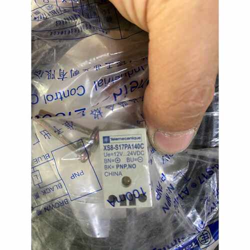 询价下单施耐德XS8-S17PA140C接近开关，新的未用，实物型号