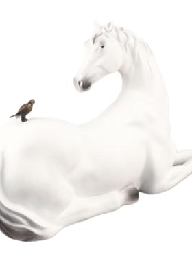 抽象树脂白色骏马动物雕塑摆件