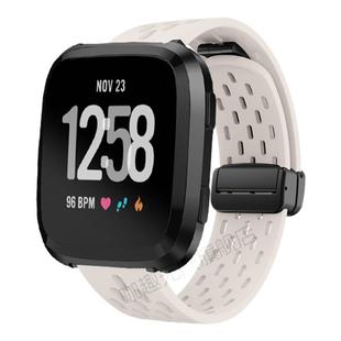 适用fitbit versa3智能手表表带versa4运动硅胶versa2磁吸sense透气versa lite手环腕带金属个性替换配件表链