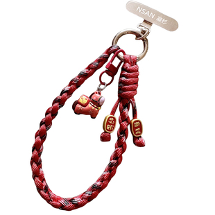 2026年新年红色韩版原创伞绳手工编织本命年马上有福吊坠手机挂绳防丢结实耐用短款手腕高级感带金属垫片男女