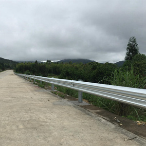 波形护栏乡村公路护栏板高速护栏防撞热镀锌双波三波喷塑绿色护栏